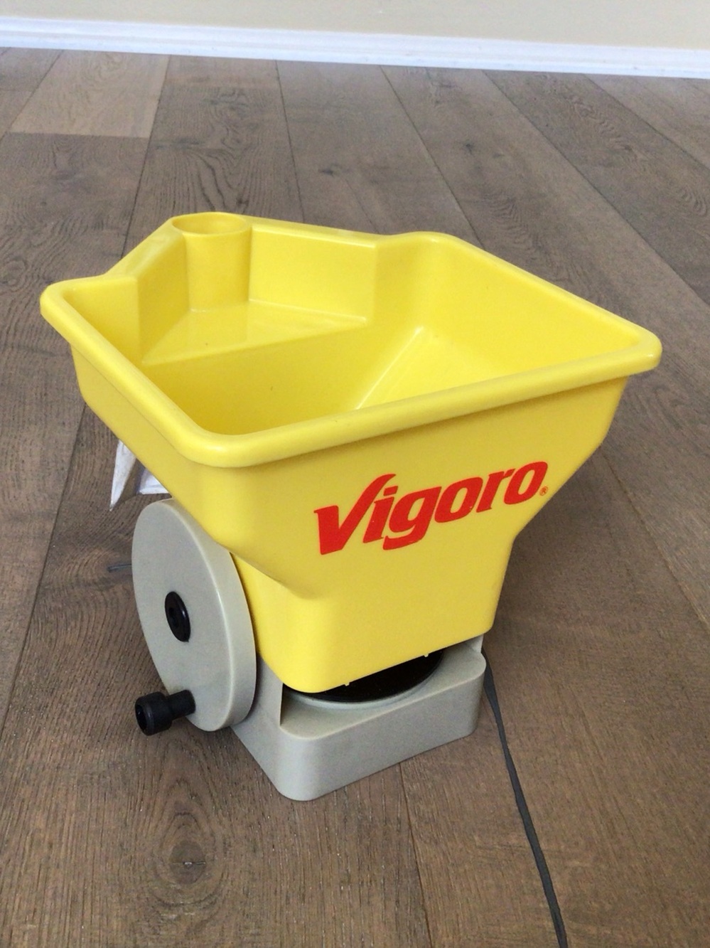 New whirl hand powered spreader for grass seed lawn fertilizers
